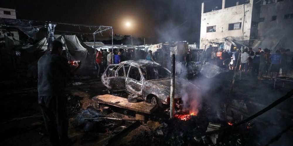 بفعل صواريخ الغدر التي لم ترحم، الفلسطينيون يحترقون أحياء في مخيمات النزوح